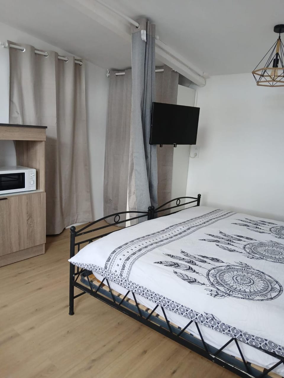 Bed, TV and multimedia, Photo of the whole room, Bedroom