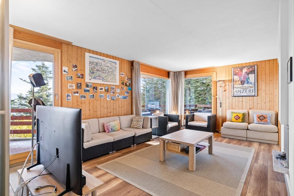 Communal lounge/ TV room, Living room
