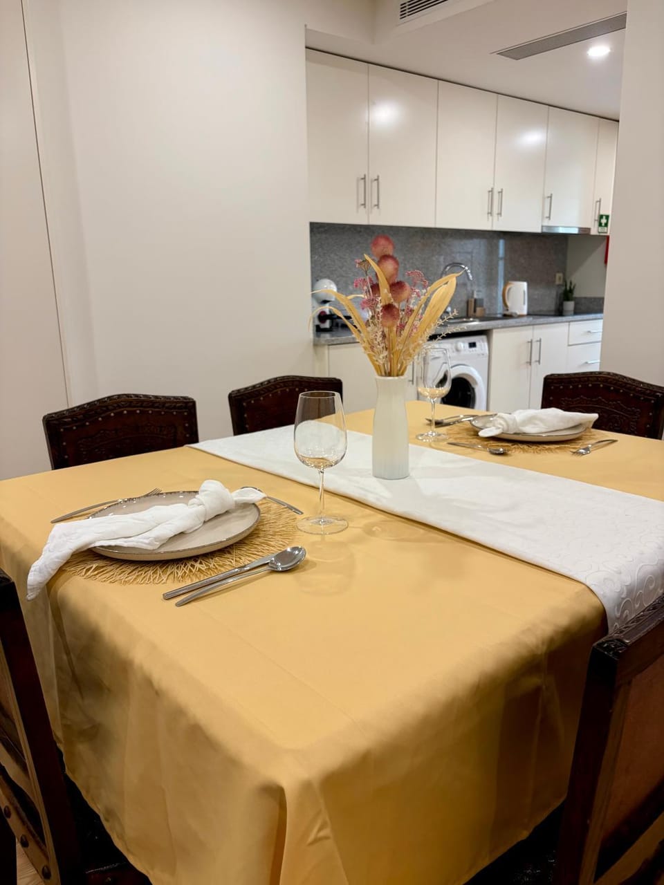 Kitchen or kitchenette, Dining area