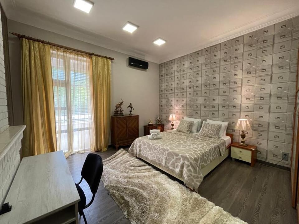 Bed, TV and multimedia, Photo of the whole room, Bedroom