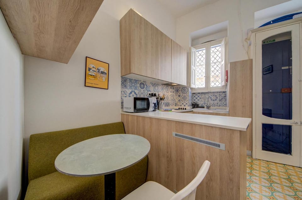 Kitchen or kitchenette, Dining area, minibar, oven, stove, toaster