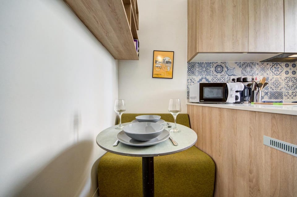 TV and multimedia, Coffee/tea facilities, Kitchen or kitchenette, Dining area, minibar, oven, stove, toaster