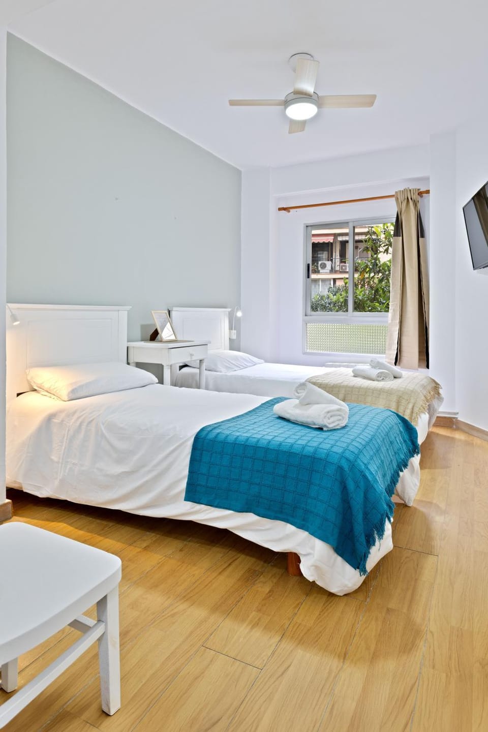 Bed, TV and multimedia, Photo of the whole room, Bedroom, towels