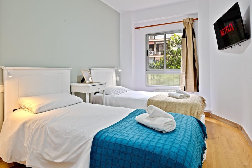 Bed, TV and multimedia, Photo of the whole room, Bedroom, towels