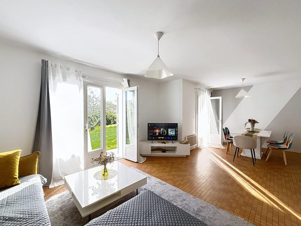 TV and multimedia, Living room, Seating area, Dining area