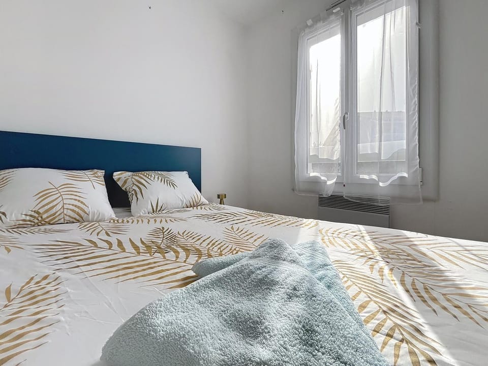 Bed, Photo of the whole room, Bedroom, towels