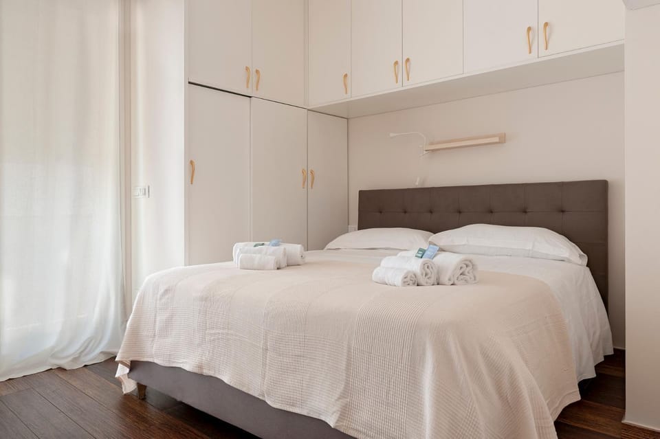 Bed, Photo of the whole room, Bedroom, towels
