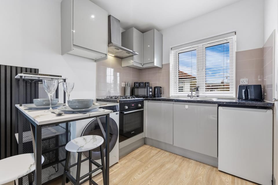 Coffee/tea facilities, Kitchen or kitchenette, Dining area, dishwasher, oven, stove, toaster