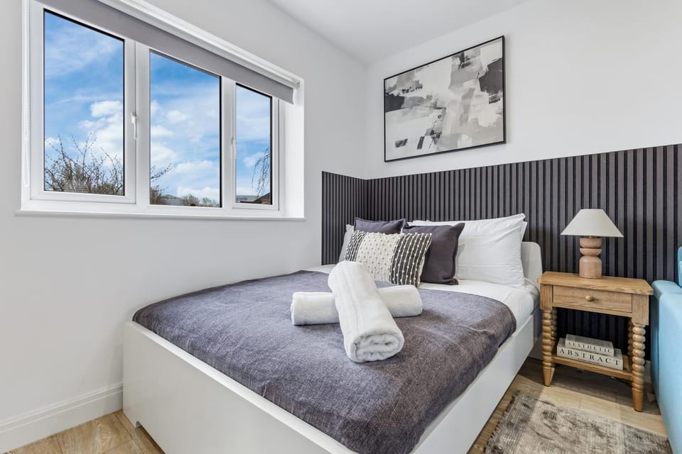 Bed, Photo of the whole room, towels