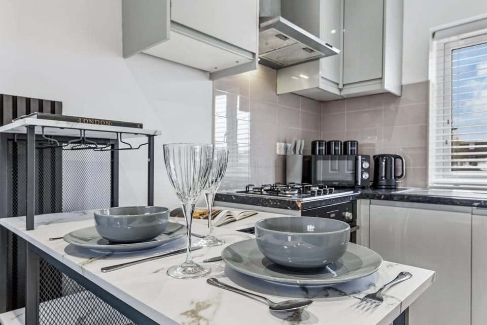 Coffee/tea facilities, Kitchen or kitchenette, Dining area, dishwasher, stove, toaster