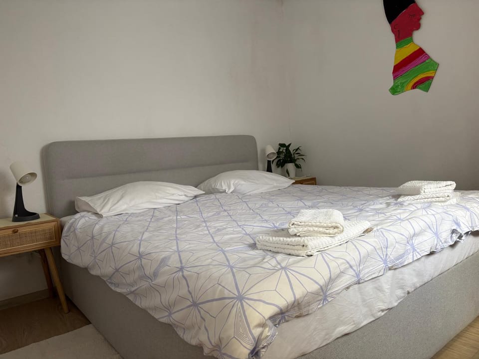 Bed, Bedroom, towels