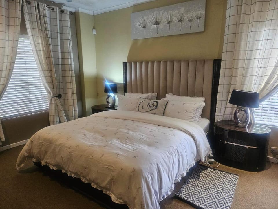 Nico on Crescent Guest House Apartment in Port Elizabeth