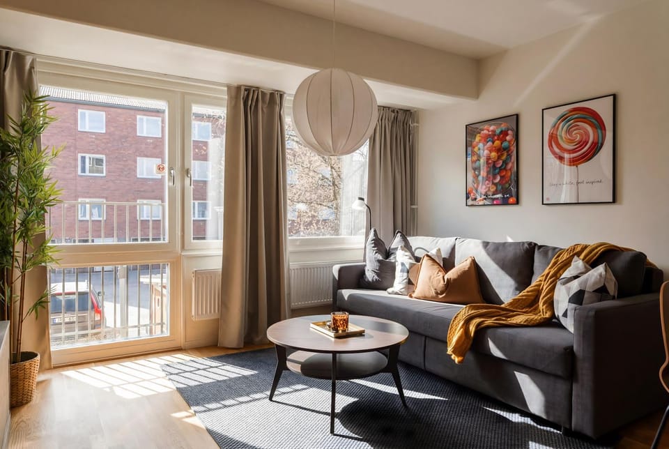 Guestly Homes - Central Premium Suite 1BR Apartment in Sweden