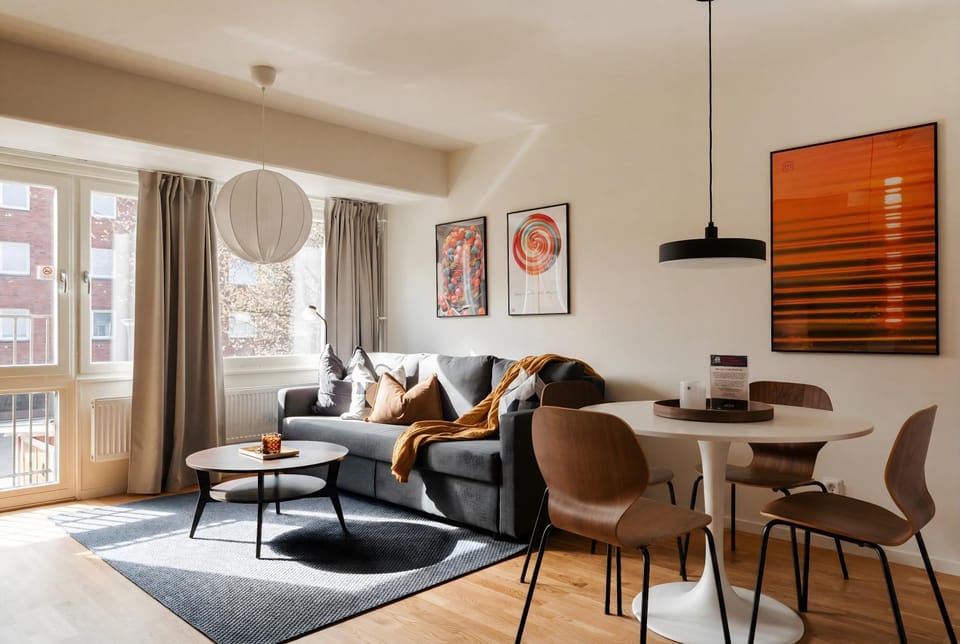Guestly Homes - Central Premium Suite 1BR Apartment in Sweden