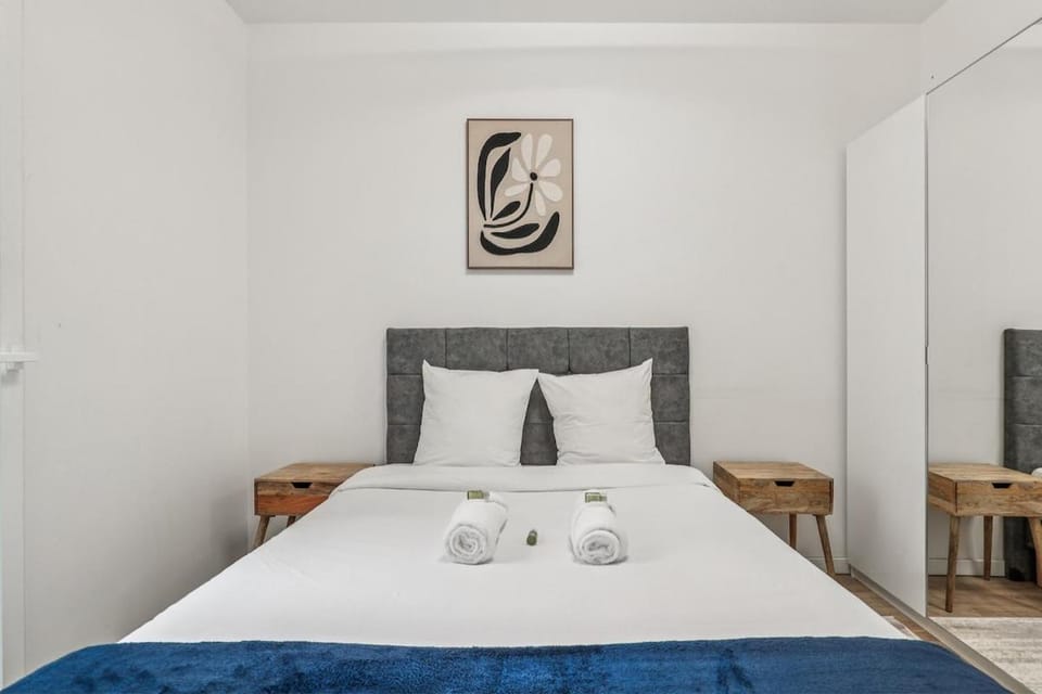 Photo of the whole room, Bedroom
