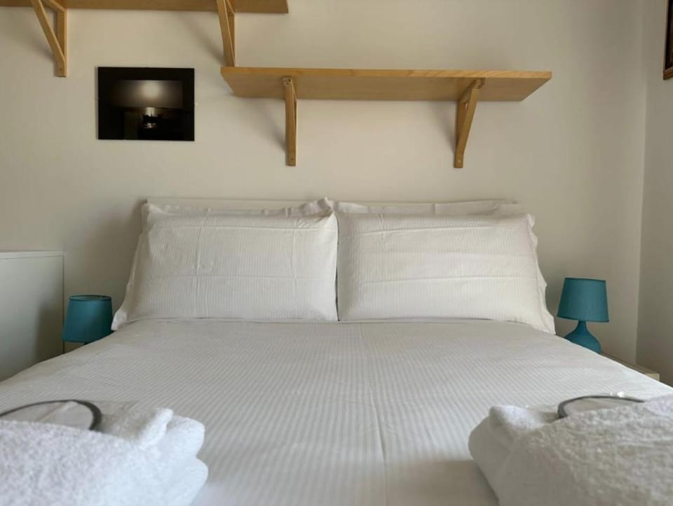 Bed, Bedroom, towels