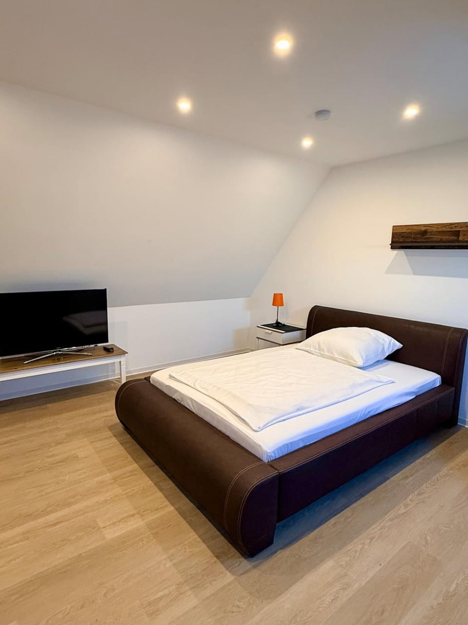 Bed, TV and multimedia, Bedroom