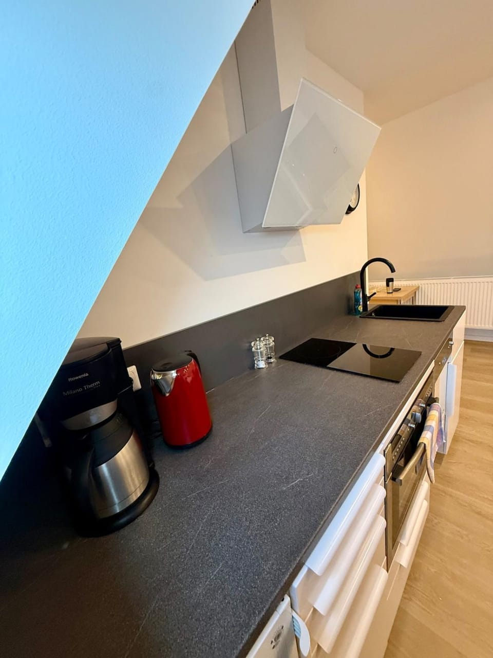 Coffee/tea facilities, Kitchen or kitchenette, stove