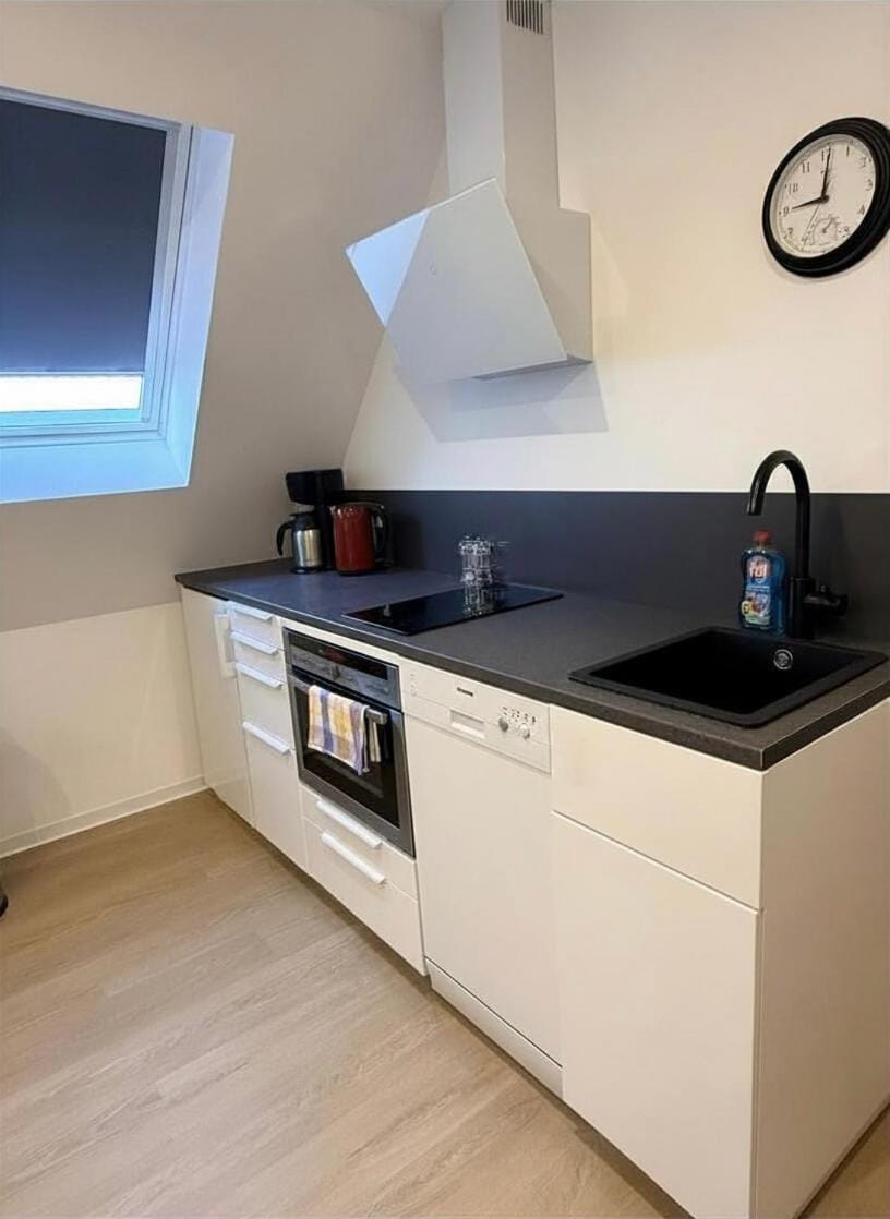 Coffee/tea facilities, Kitchen or kitchenette, stove
