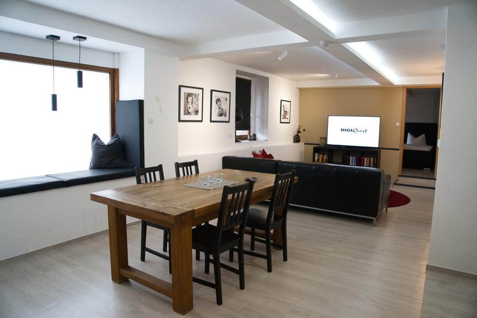 TV and multimedia, Living room, Seating area, Dining area