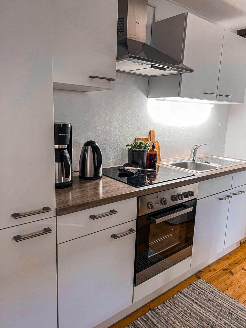 Kitchen or kitchenette, oven, stove