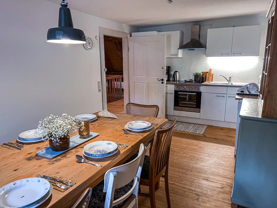 Kitchen or kitchenette, Dining area