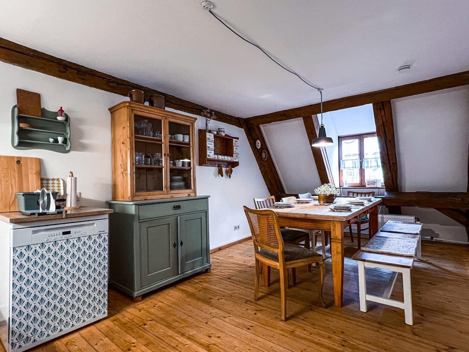 Kitchen or kitchenette, Dining area