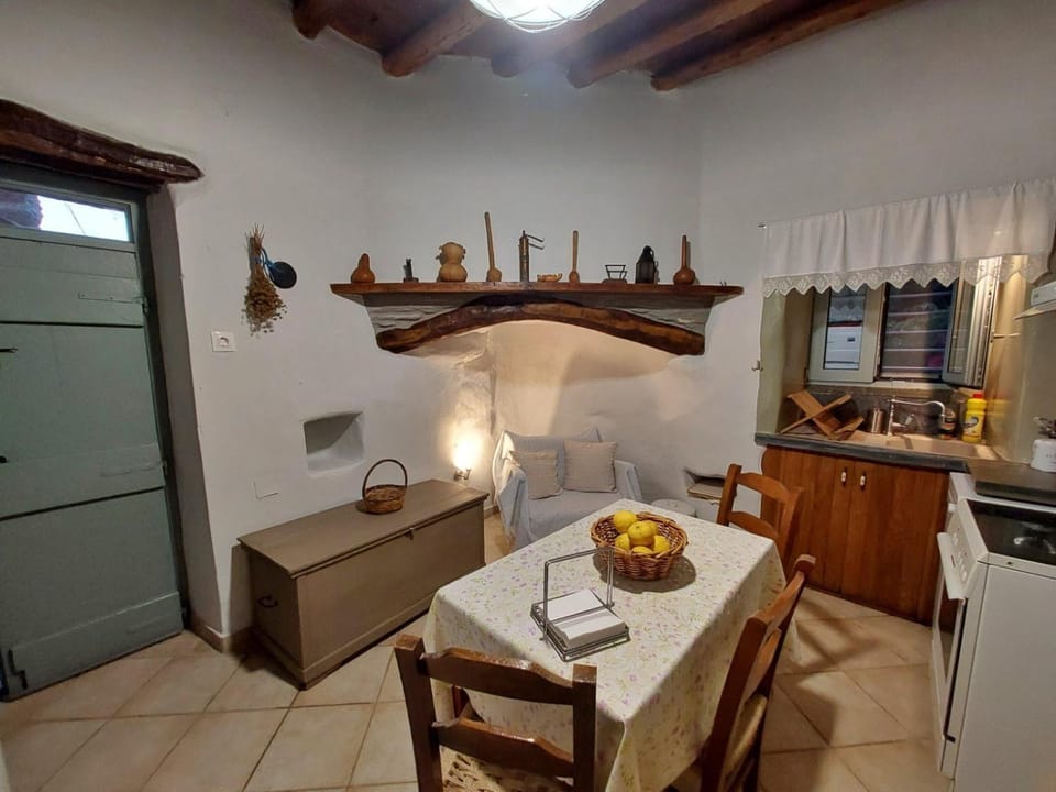 Property building, Kitchen or kitchenette, Living room