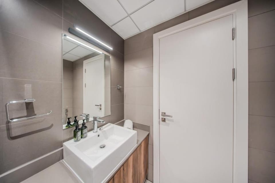 Spacious Studio Retreat with Pool & Parking CB2-2-SW1-412-st Apartment in Al Sharjah
