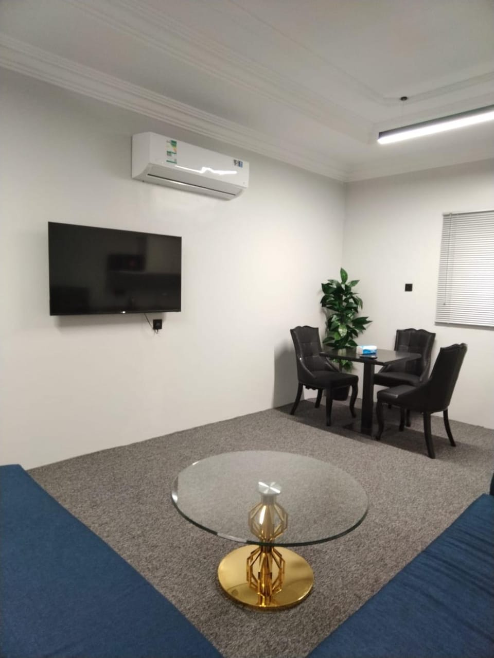 Communal lounge/ TV room, TV and multimedia, Living room, Seating area, air conditioner
