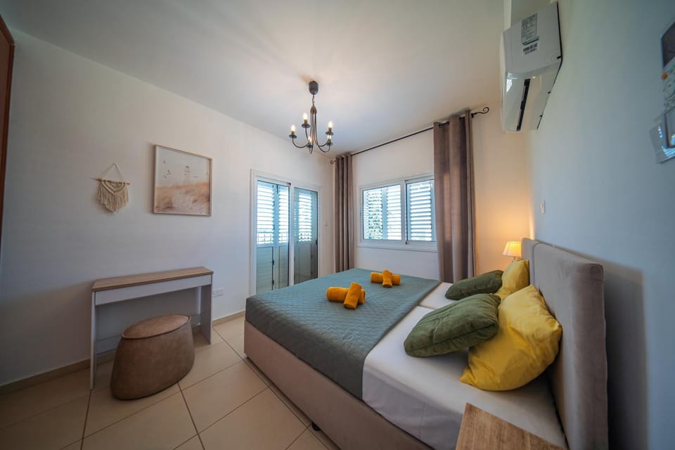 Bed, Seating area, Bedroom, air conditioner