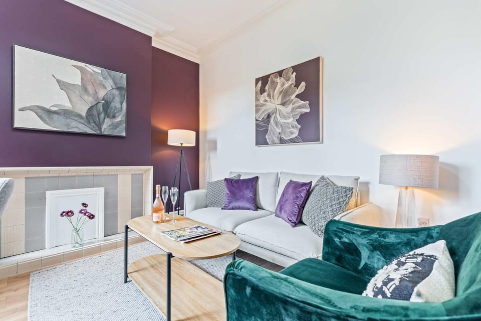 Bed, Living room, Photo of the whole room, Decorative detail, Seating area, Bedroom