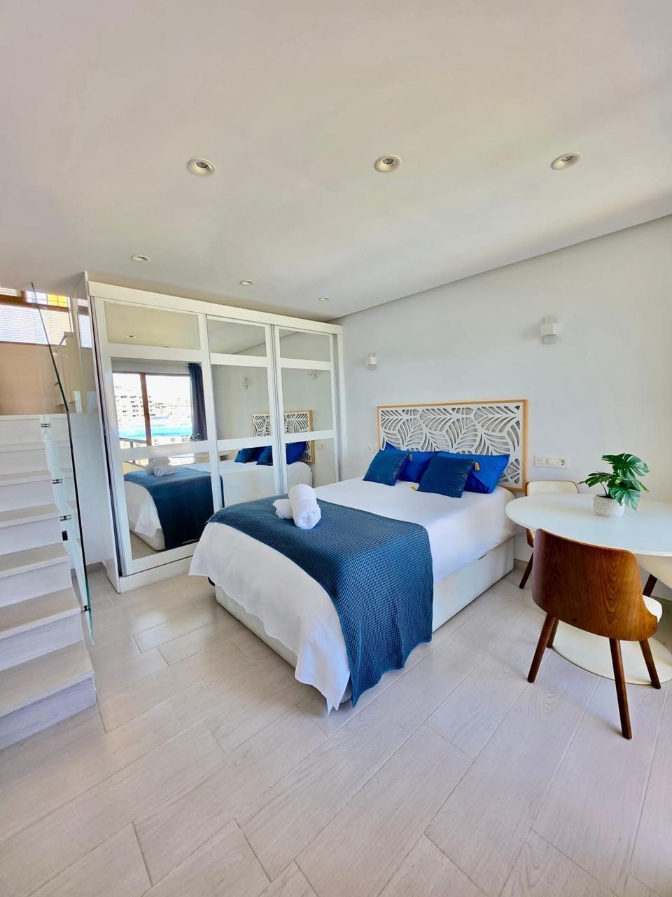 Bed, Dining area, wardrobe