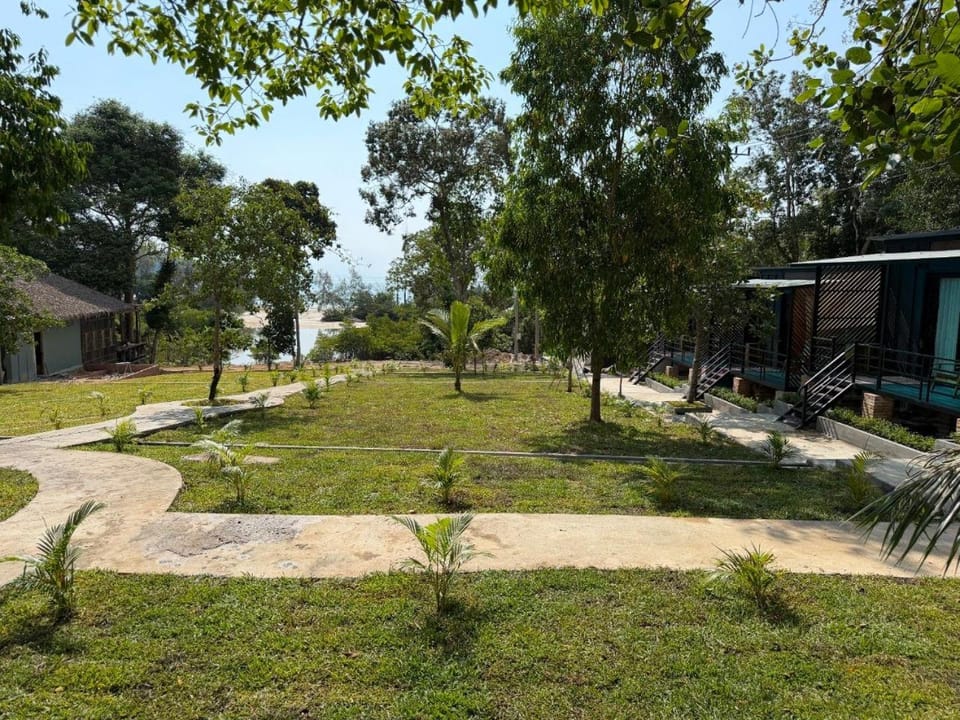 Property building, Neighbourhood, Natural landscape, Garden view
