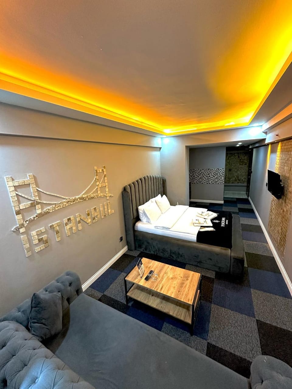 Bed, TV and multimedia, Living room, Photo of the whole room, Seating area, Bedroom, towels