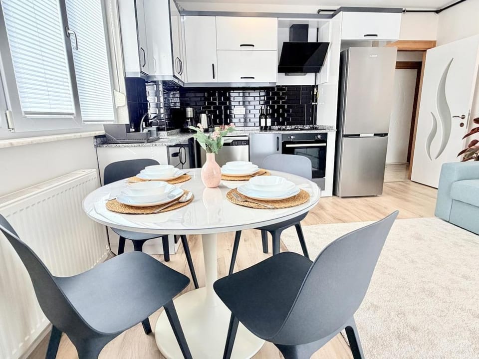 TV and multimedia, Kitchen or kitchenette, Living room, Seating area, Dining area, oven, stove