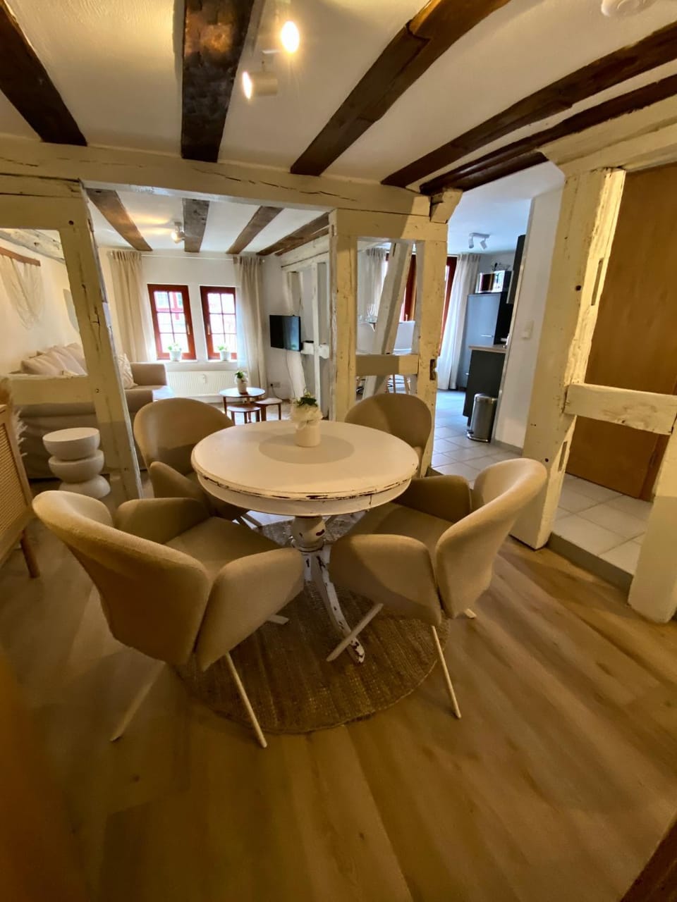 Kitchen or kitchenette, Living room, Seating area, Dining area