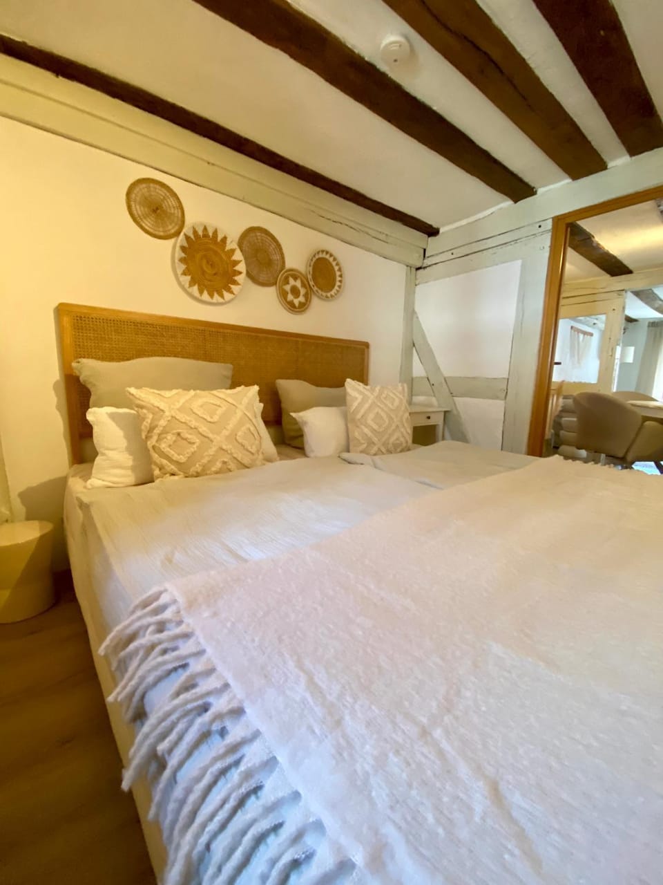 Bed, Bedroom, wardrobe, air conditioner