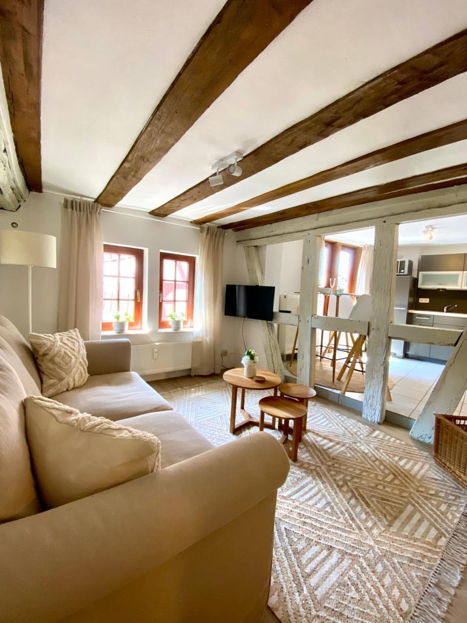 TV and multimedia, Kitchen or kitchenette, Living room, Seating area, Dining area