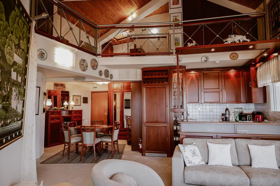 Kitchen or kitchenette, Living room, Seating area, Dining area