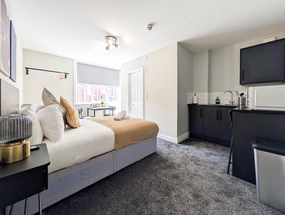 Bed, Kitchen or kitchenette, Seating area, Bedroom