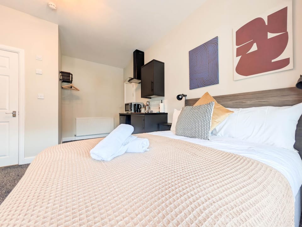 Bed, TV and multimedia, Kitchen or kitchenette, Bedroom, towels