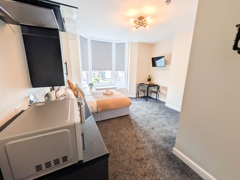 Bed, TV and multimedia, Kitchen or kitchenette, Seating area