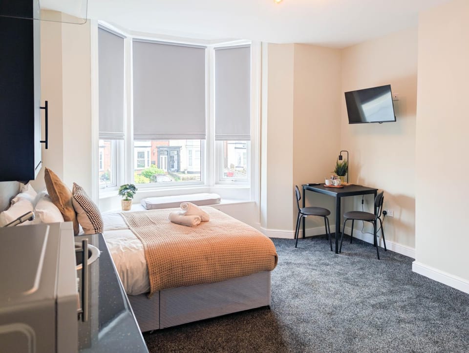 Bed, TV and multimedia, Seating area, Bedroom, towels
