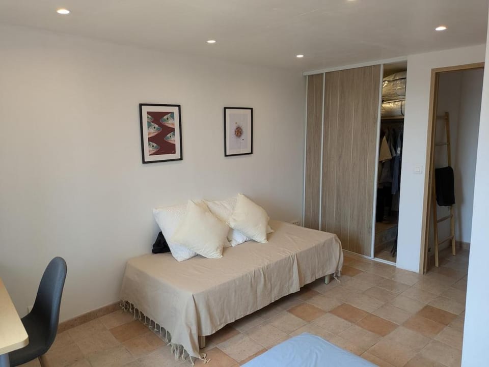 Bed, Seating area, Bedroom