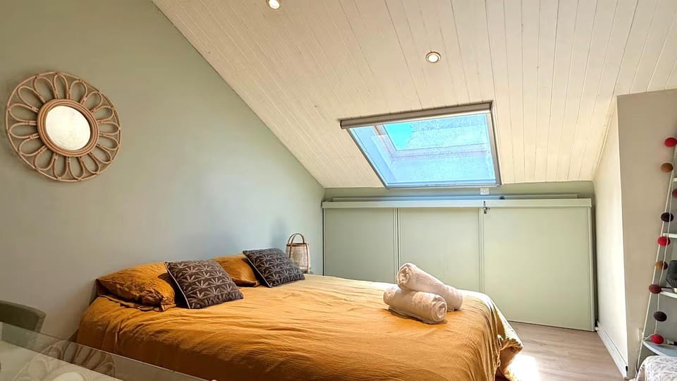 Bed, Photo of the whole room, Bedroom, storage, air conditioner