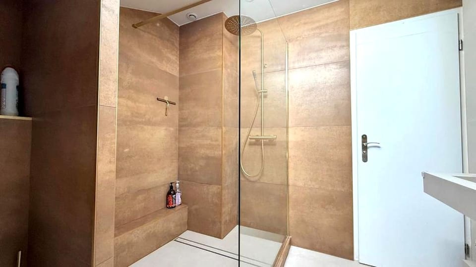 Shower, Bathroom, towels
