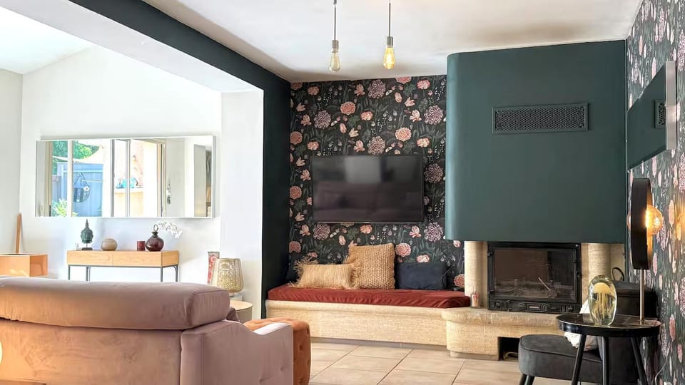 Communal lounge/ TV room, Communal lounge/ TV room, TV and multimedia, Living room, Seating area, Pool view