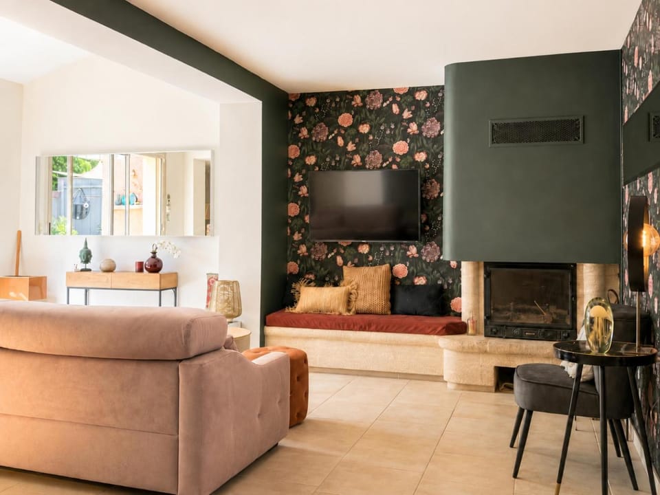 TV and multimedia, Living room, fireplace