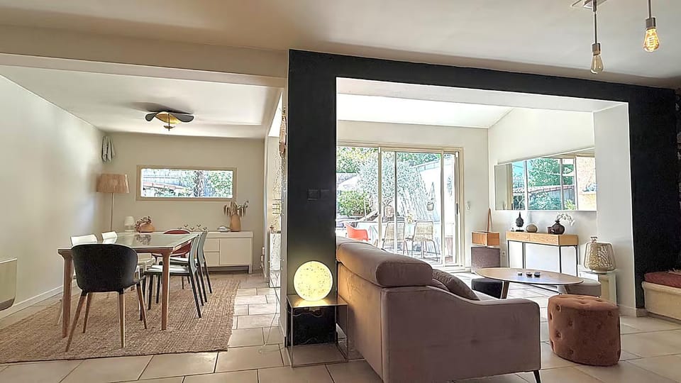 Living room, Seating area, Dining area, fireplace